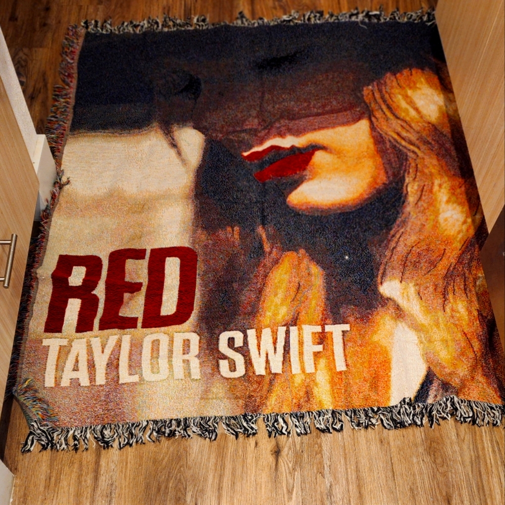 *** SOLD *** EUC Taylor Swift 2012 RED Tour Throw Blanket